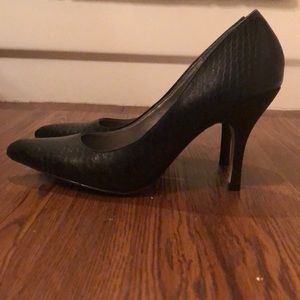 Rampage Nicki Pumps in black snakeskin